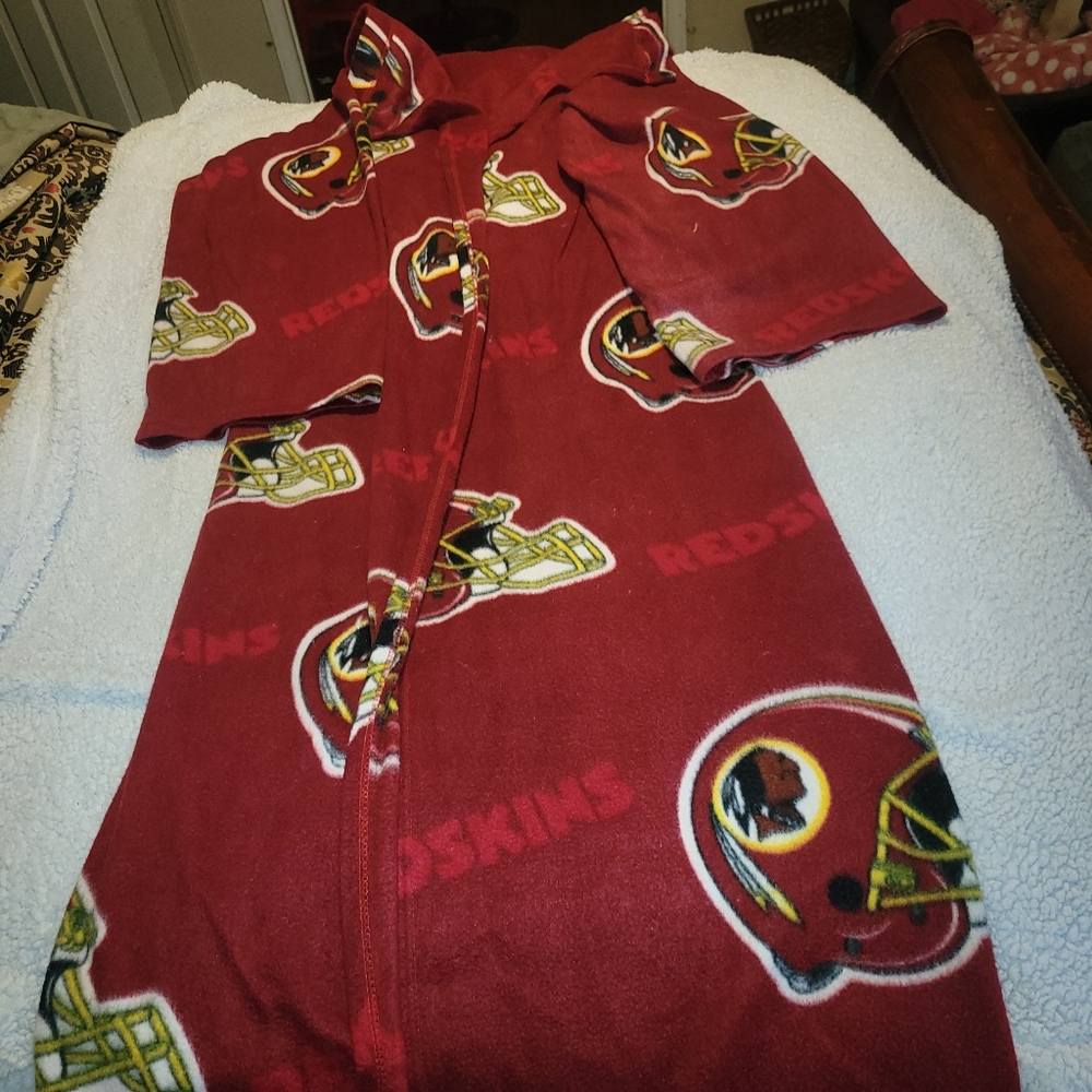Cozy Redskins Blanket with arm sleeves